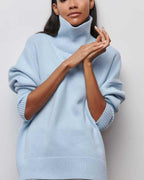 Suéter minimalista de cuello alto Andrea de Veyro Madrid en color neutro, con diseño simple y elegante, tejido suave y cómodo.
