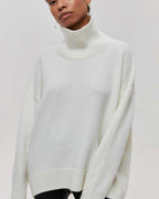 Suéter minimalista de cuello alto Andrea de Veyro Madrid, en color neutro, con diseño sencillo y elegante.