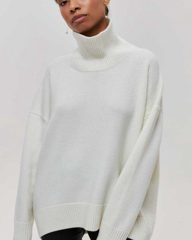 Suéter minimalista de cuello alto Andrea de Veyro Madrid, en color neutro, con diseño sencillo y elegante.