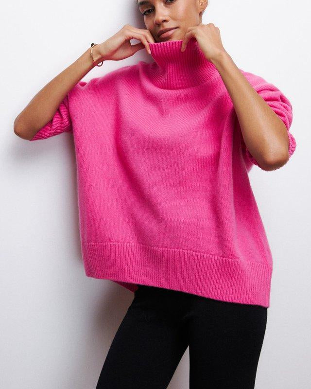 Suéter minimalista de cuello alto Andrea de Veyro Madrid, tejido suave en color neutro, vista frontal del diseño elegante.