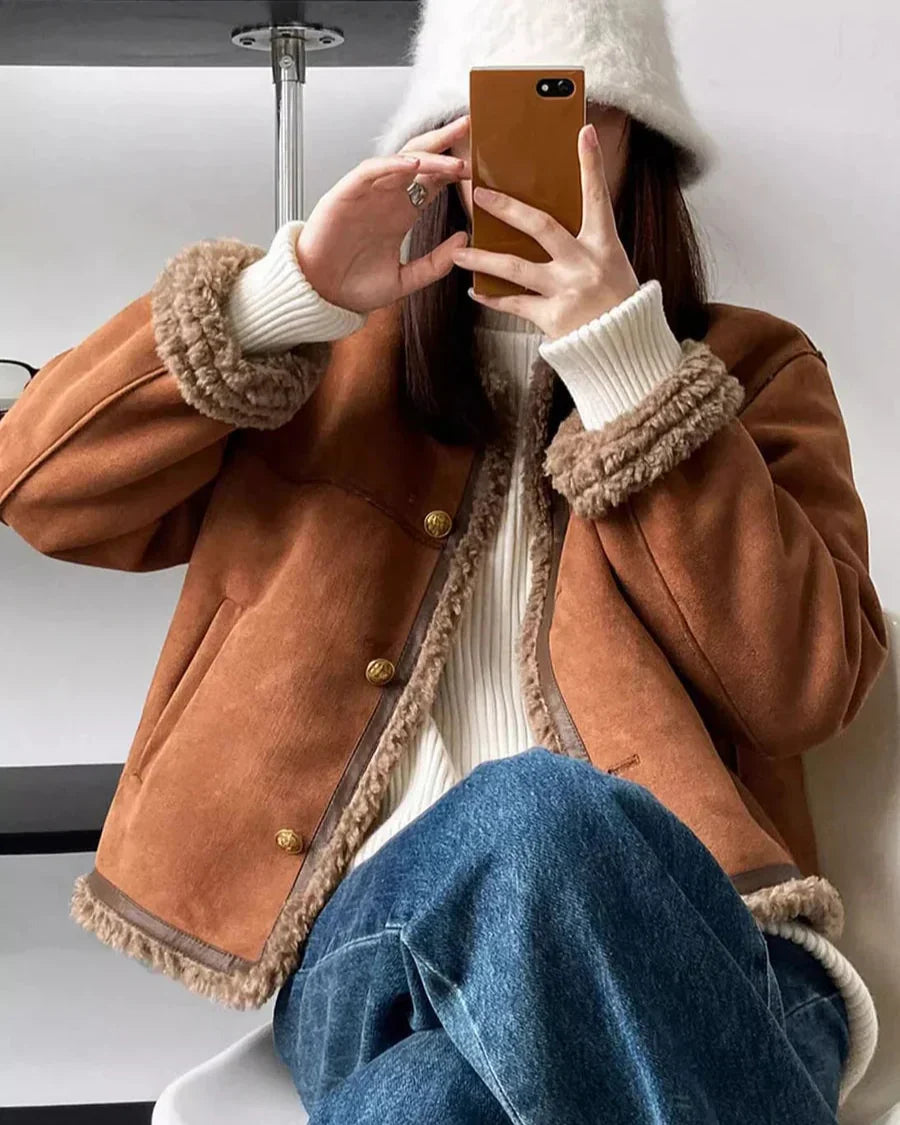 Chaqueta de piel de oveja CORA de Veyro Madrid, con textura suave y diseño elegante para mujer.