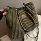 Bolso de pana Veyro Madrid con asas dobles, diseño en tonos marrón, ideal para uso casual y elegante.