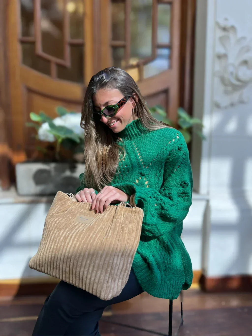 Bolso de pana Veyro Madrid con asas dobles, diseño elegante y moderno, ideal para llevar en cualquier ocasión.