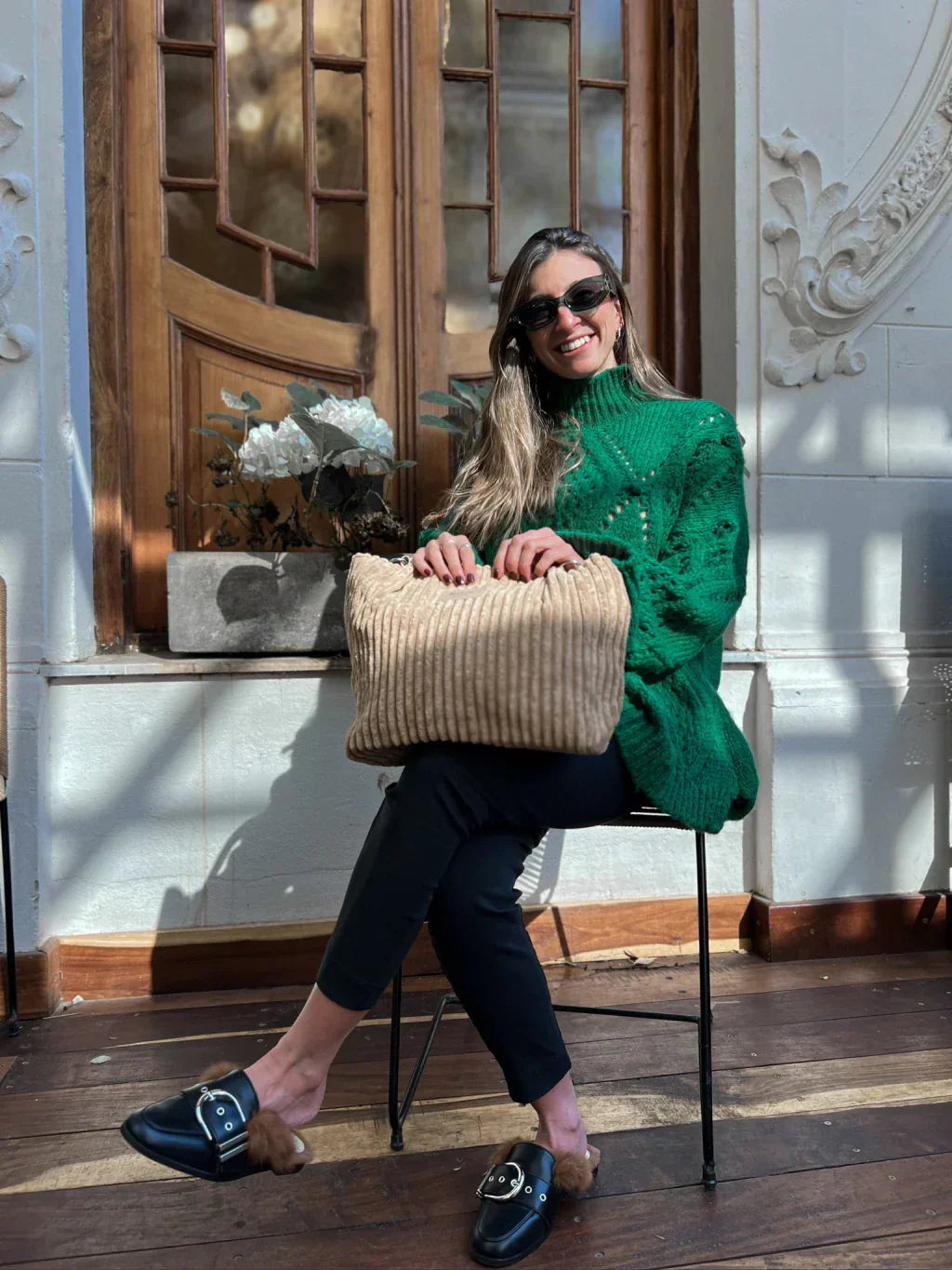 Bolso de pana de asas dobles Veyro Madrid, accesorio elegante en tono marrón con detalles de pana y asas resistentes.