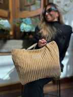 Bolso de pana Veyro Madrid con asas dobles, estilo elegante y casual, en color marrón con detalles de diseño en la imagen.