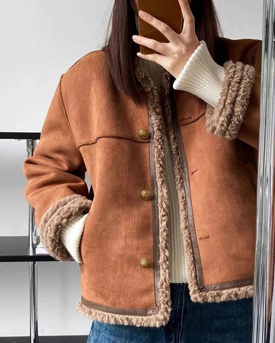 Chaqueta de piel de oveja CORA de Veyro Madrid, con textura suave y diseño elegante, mostrada en la imagen.