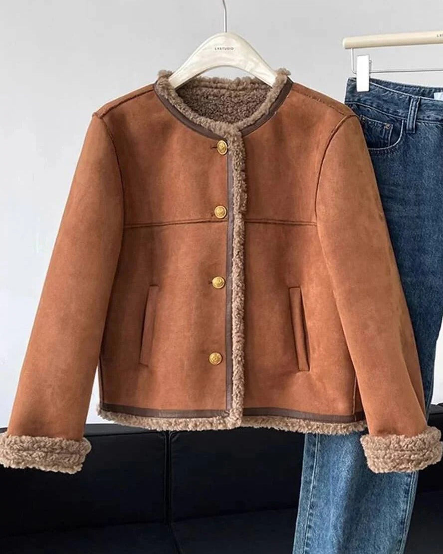 Chaqueta de piel de oveja CORA de Veyro Madrid, abrigadora y elegante, con forro de piel y diseño moderno para mujer.