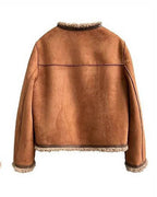 Chaqueta de piel de oveja CORA de Veyro Madrid, con textura suave y elegante, muestra el diseño de la chaqueta en la imagen.