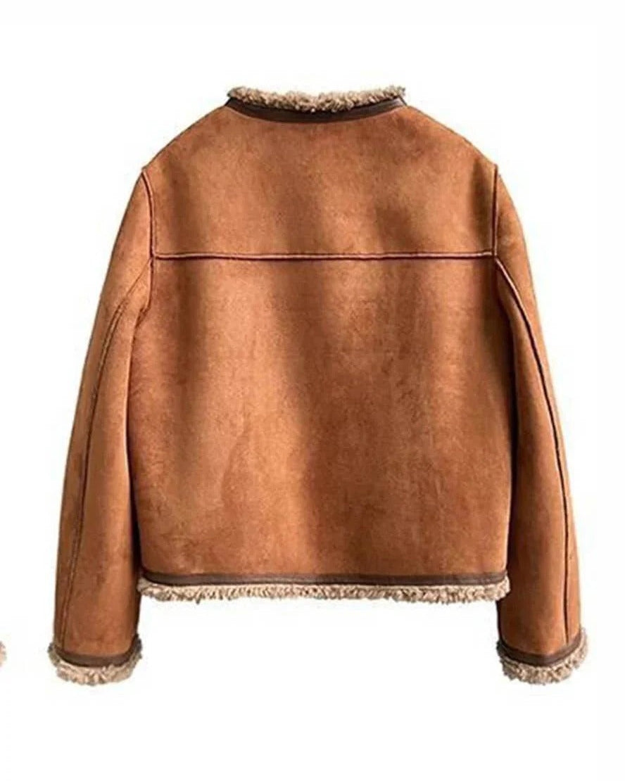 Chaqueta de piel de oveja CORA de Veyro Madrid, con textura suave y elegante, muestra el diseño de la chaqueta en la imagen.