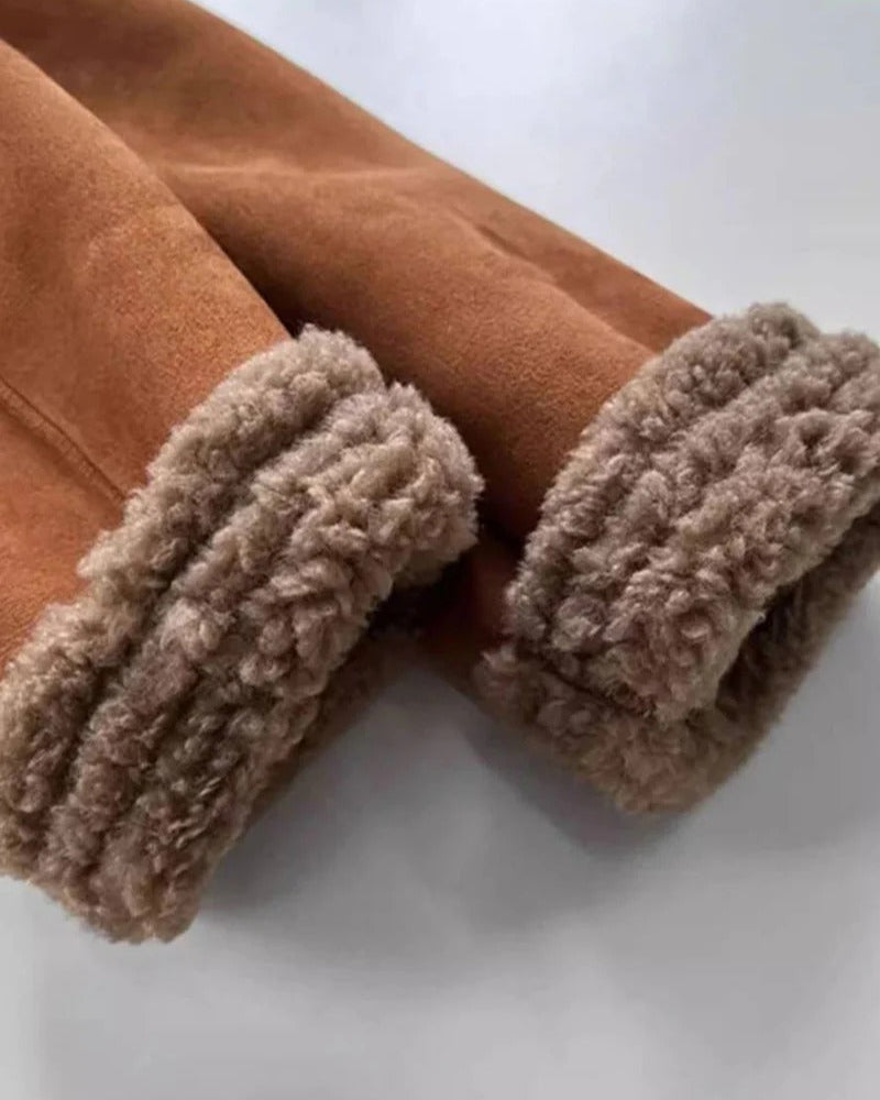 Chaqueta de piel de oveja Veyro Madrid CORA, con forro suave y corte moderna, en color marrón claro sobre fondo neutro.