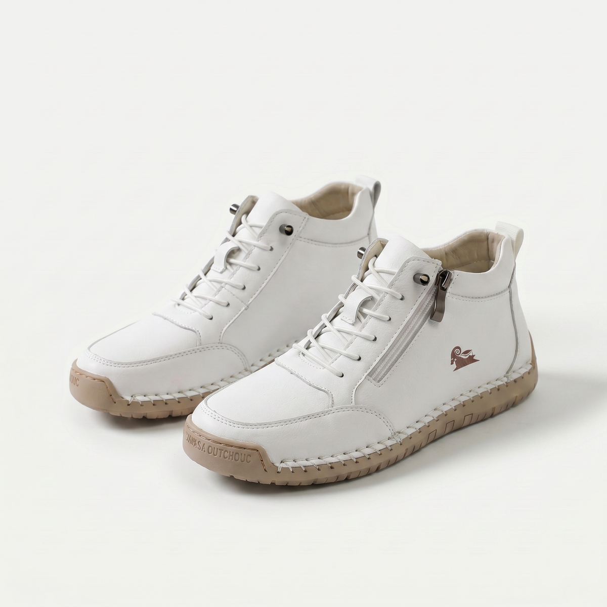 Zapatillas ortopédicas Mila de Veyro Madrid con cremallera blancas y diseño cómodo para el bienestar del pie.